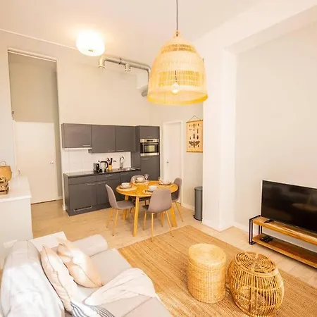 Tastefully 2 Bedroom Serviced 76m2 -kb22- Apartment *